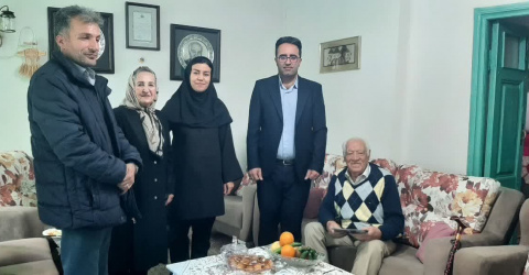حضور مدیر شبکه و مسئولان بیمارستان امام خمینی (ره) شهرستان نمین در منزل معلم پیشکسوت و خیر نمینی، جناب آقای سرهنگ پور، به مناسبت روز معلم